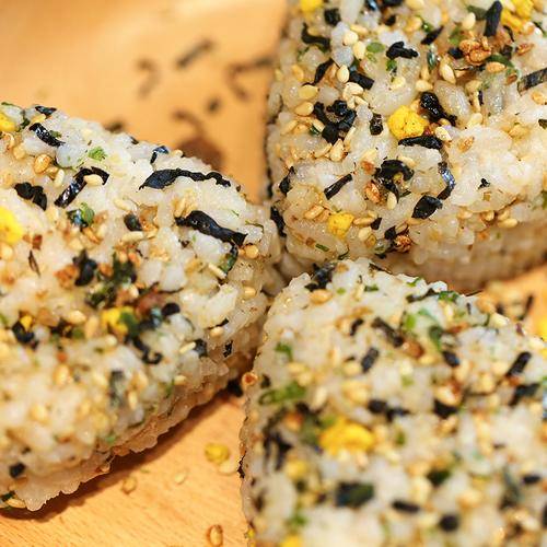 Rắc cơm thuần chay Enzy giúp bữa ăn đậm đà tự nhiên
