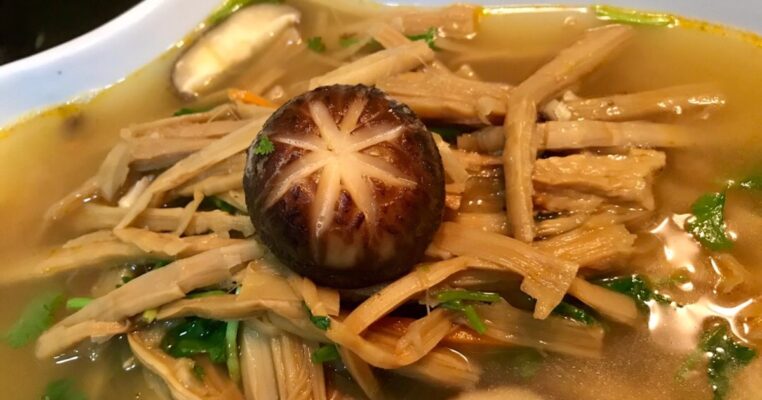 Canh măng khô chay có gì